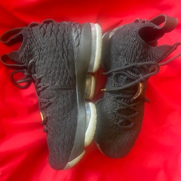 lebron james 15 shoes black and gold
